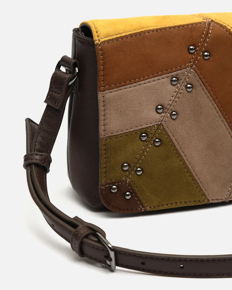 Cachina bolso bandolera pequeño efecto ante y detalles metálicos