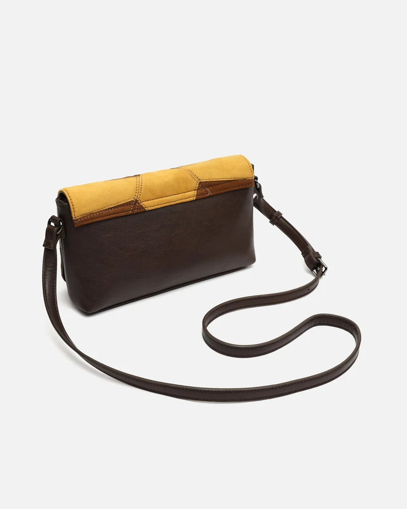Cachina bolso bandolera pequeño efecto ante y detalles metálicos