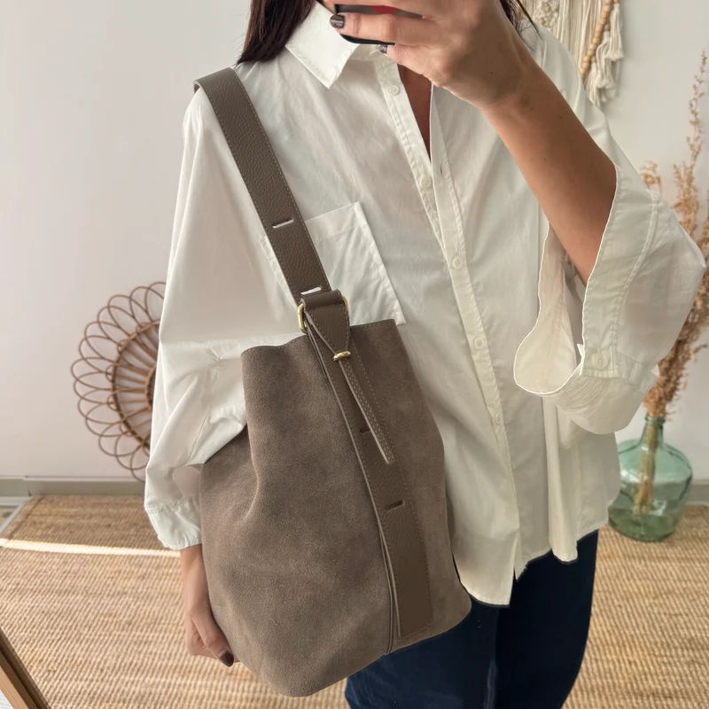 Bolso cubo serraje y piel taupe