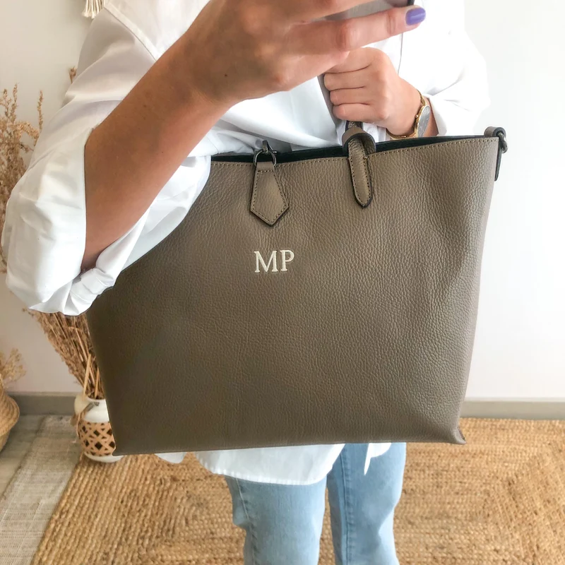 Bolso shopper piel taupe cierre iniciales bordadas