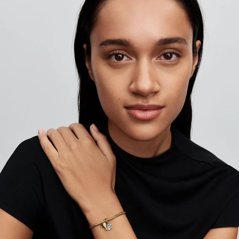 Pandora Moments Verguld Enamel Cubic Zirconia Graveerbare Trofee Dubbel Hangende Bedel 764715C01