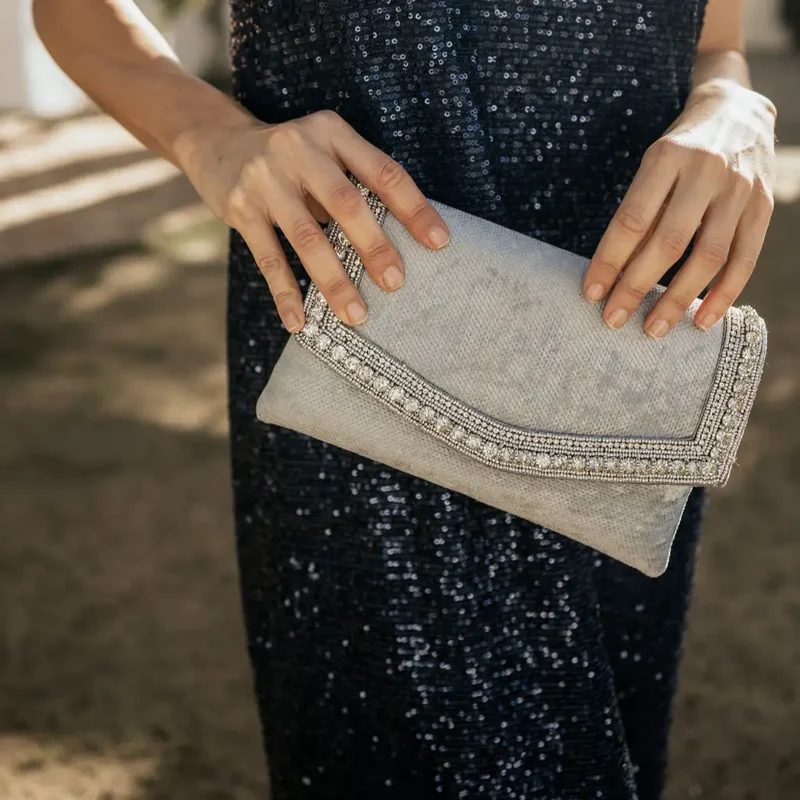 Bolso Sobre Velvetia Shine Plata Gris