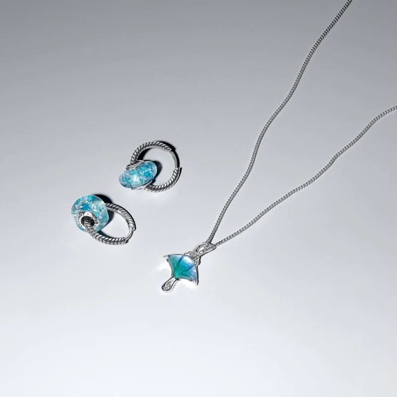 Pandora Moments Murano Glass and Enamel Manta Ray Hangende Bedel 794685C01