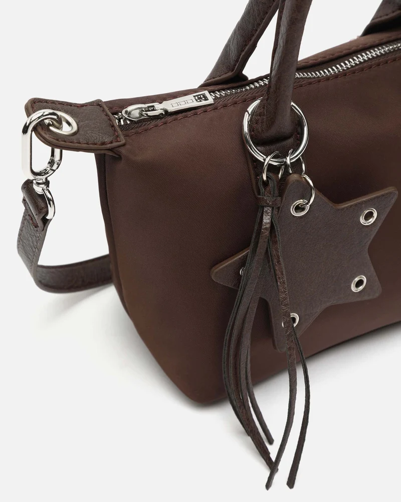 Cloti bolso tote en nylon con asa bandolera extraíble y detalle colgante