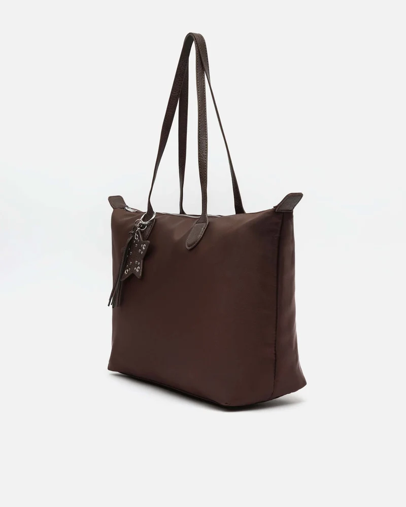 Clote bolso shopper grande en nylon con detalle colgante