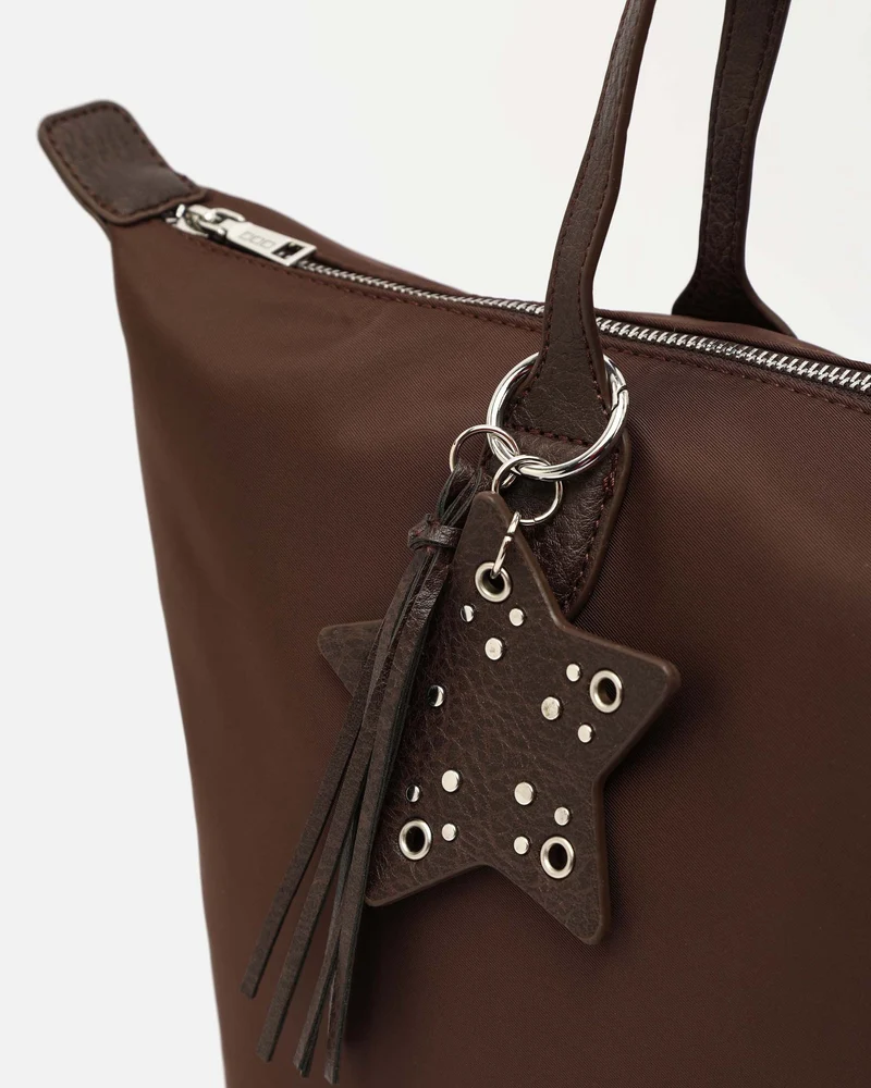 Clote bolso shopper grande en nylon con detalle colgante