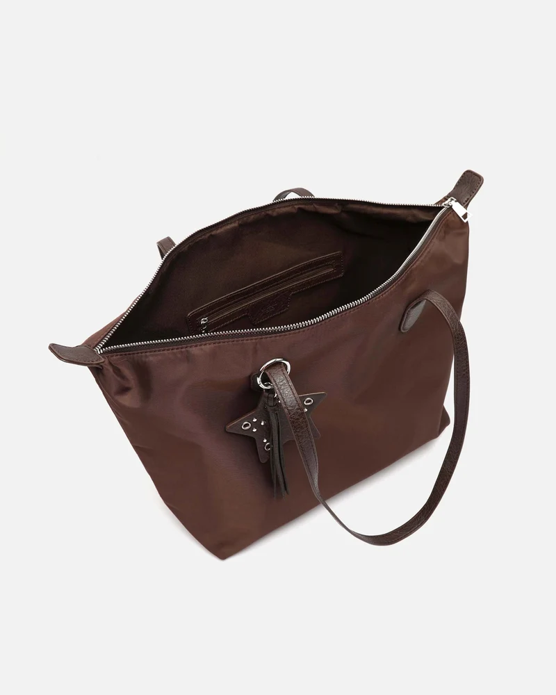 Clote bolso shopper grande en nylon con detalle colgante