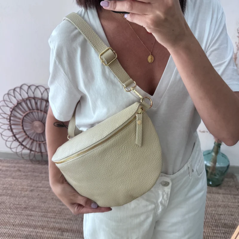 Riñonera/bandolera grande piel beige/oro iniciales bordadas