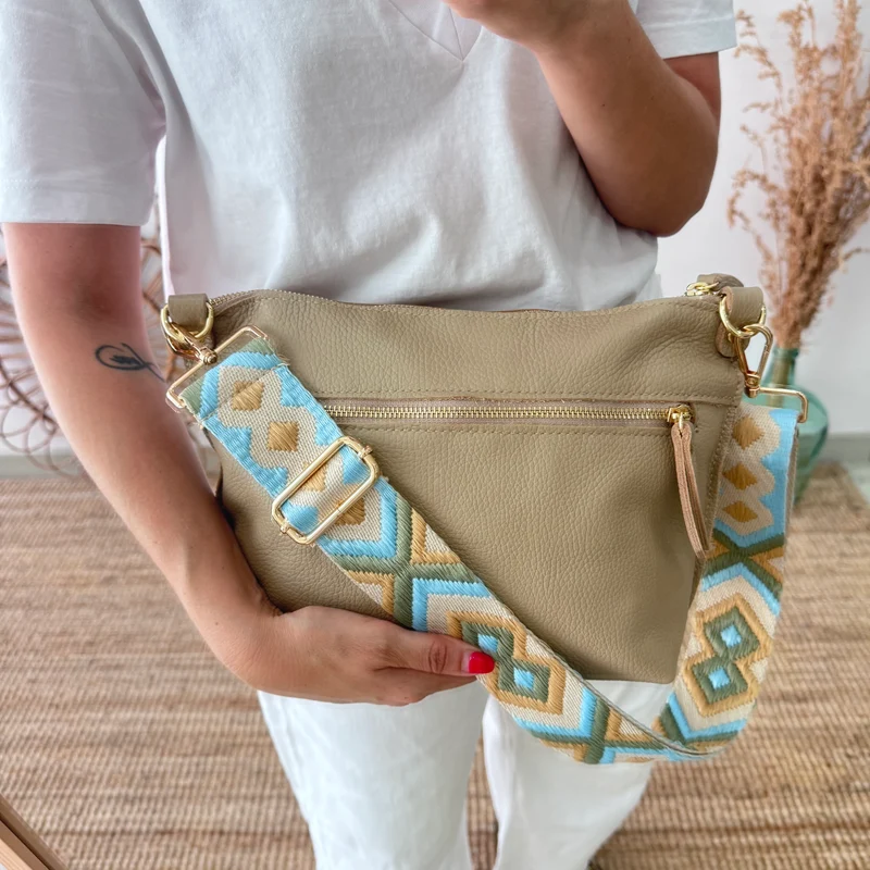 Bolso trapecio piel taupe cremallera iniciales bordadas