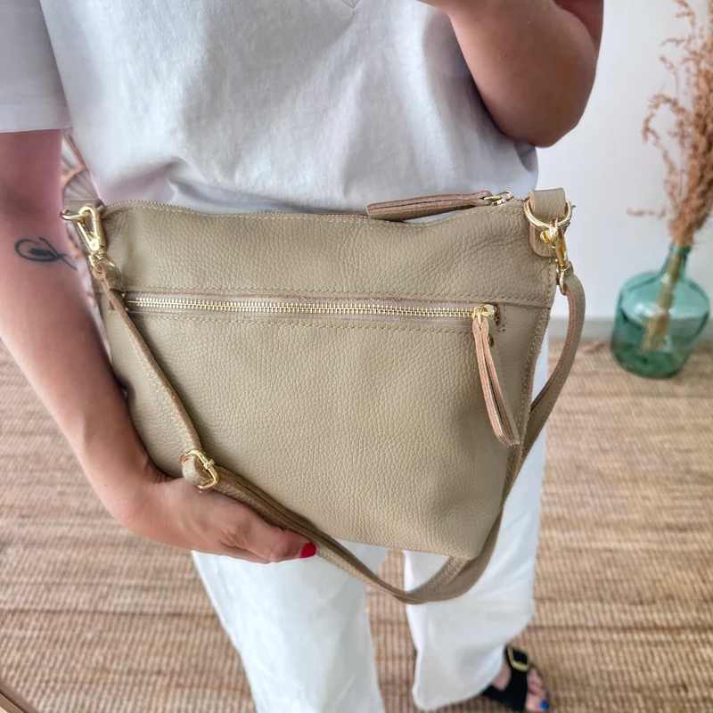 Bolso trapecio piel taupe cremallera iniciales bordadas