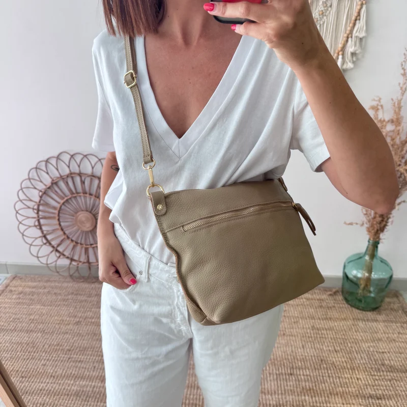 Bolso trapecio piel taupe cremallera iniciales bordadas