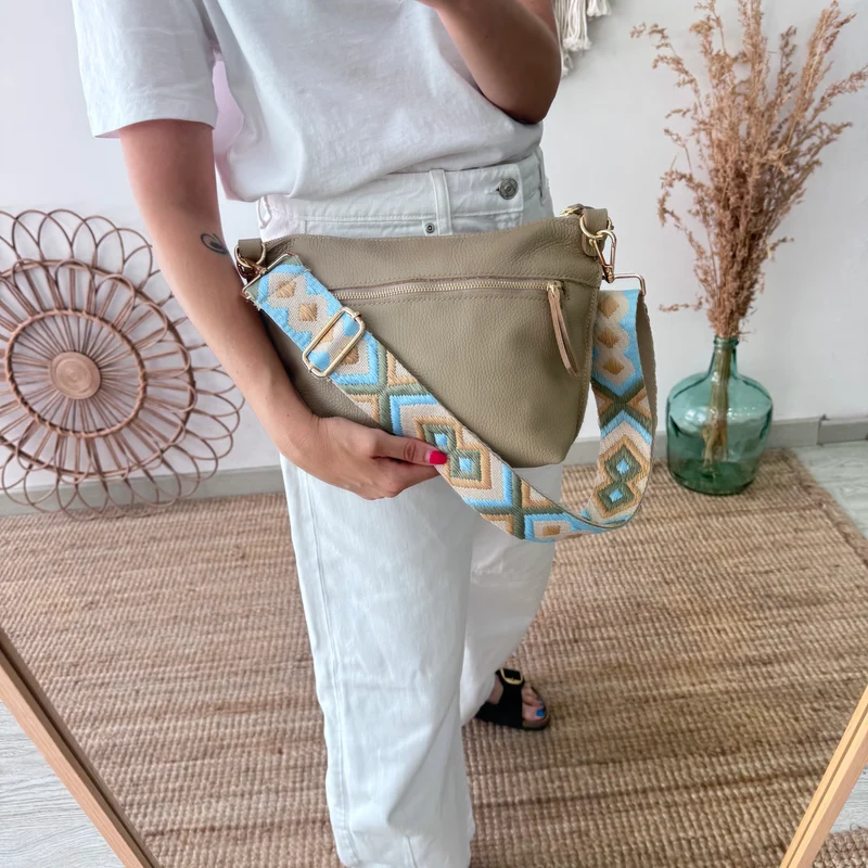Bolso trapecio piel taupe cremallera iniciales bordadas