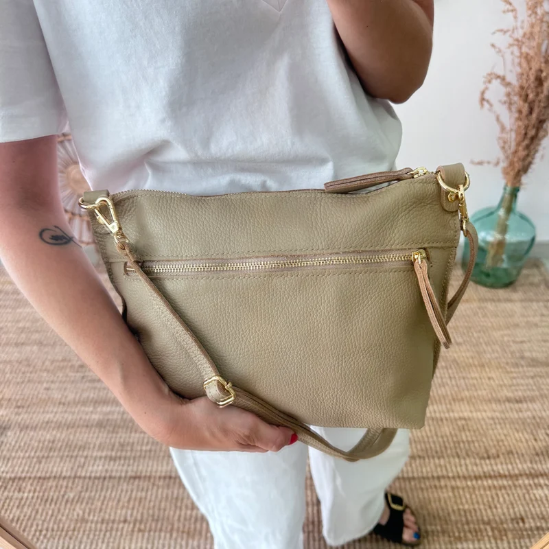 Bolso trapecio piel taupe cremallera iniciales bordadas