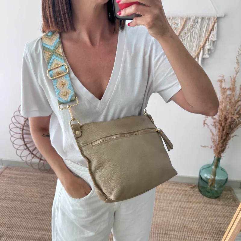 Bolso trapecio piel taupe cremallera iniciales bordadas