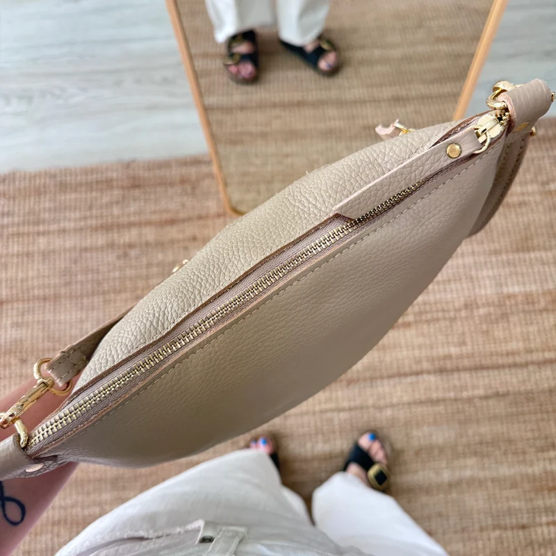Bolso trapecio piel taupe cremallera iniciales bordadas