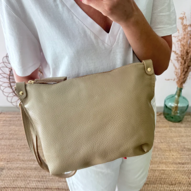 Bolso trapecio piel taupe cremallera iniciales bordadas