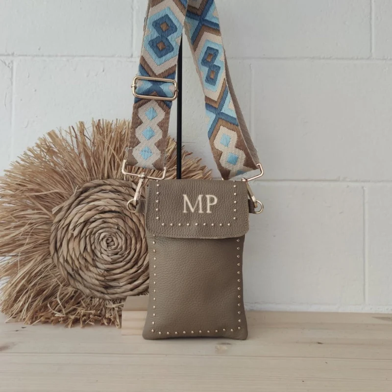 Porta móvil piel taupe tachuelas doradas