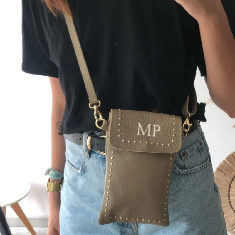 Porta móvil piel taupe tachuelas doradas