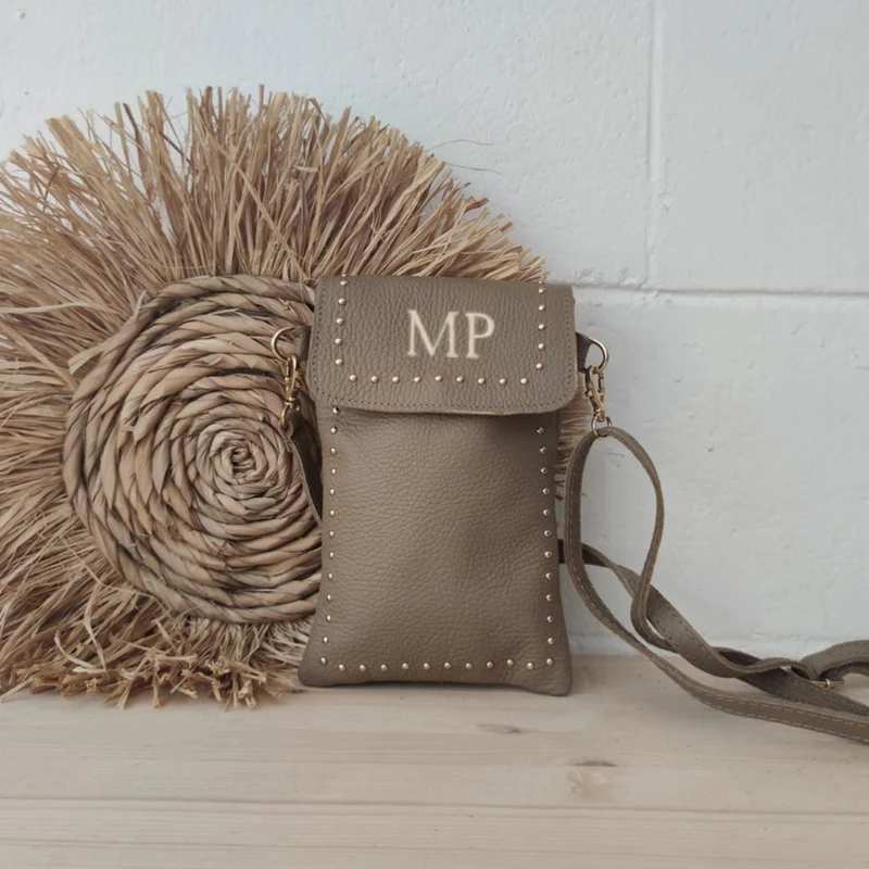 Porta móvil piel taupe tachuelas doradas