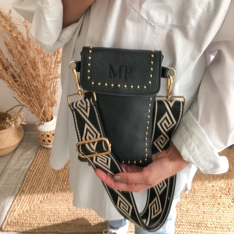 Porta móvil piel negro tachuelas doradas