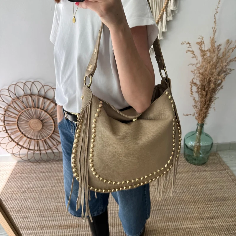 Bolso Hobo tachuelas y Flecos en Piel taupe