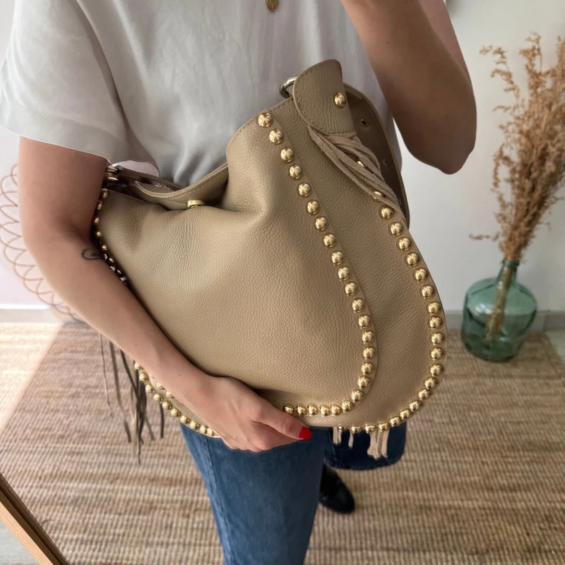 Bolso Hobo tachuelas y Flecos en Piel taupe