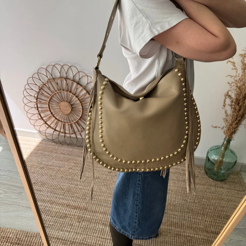 Bolso Hobo tachuelas y Flecos en Piel taupe
