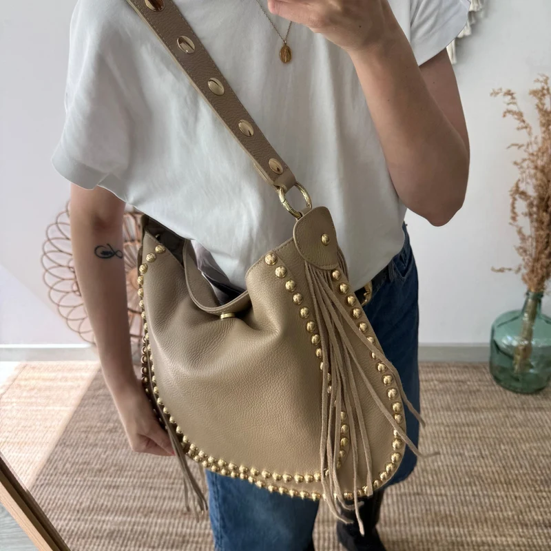 Bolso Hobo tachuelas y Flecos en Piel taupe