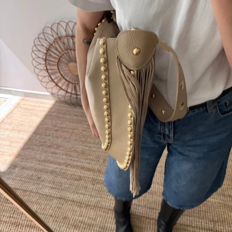 Bolso Hobo tachuelas y Flecos en Piel taupe