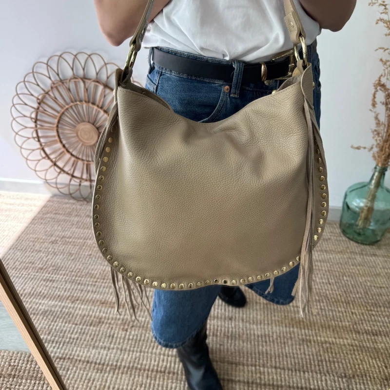 Bolso Hobo tachuelas y Flecos en Piel taupe