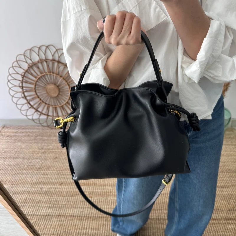 Bolso fruncido piel negro