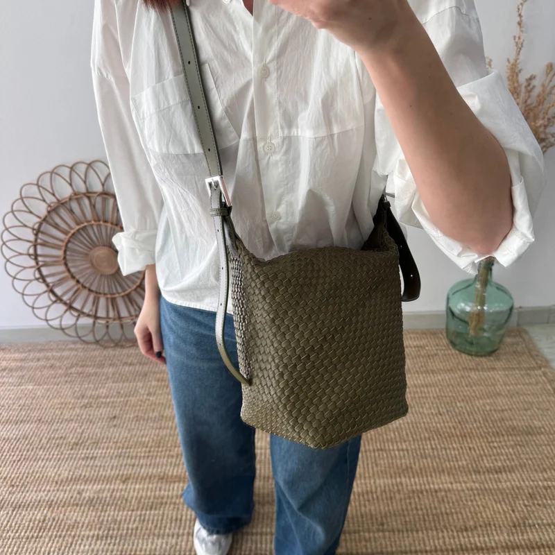 Bolso saco en piel trenzada cremallera caqui