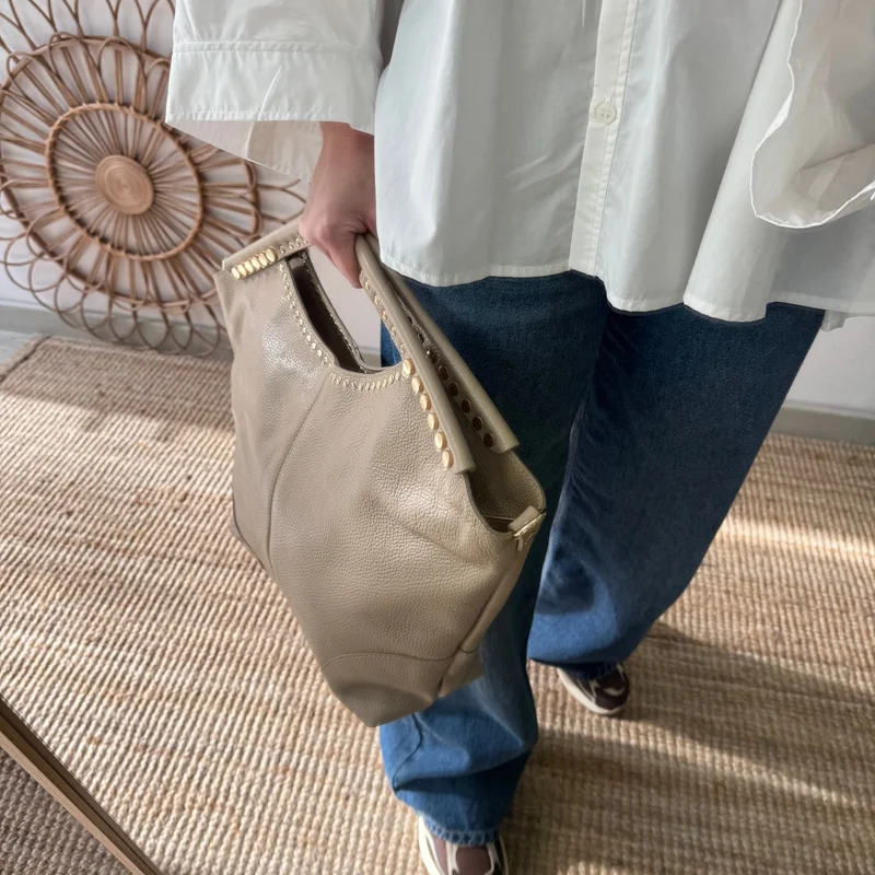 Bolso Hobo en piel y tachuelas taupe
