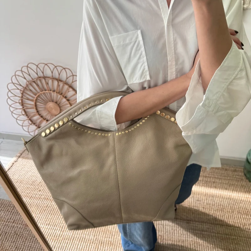 Bolso Hobo en piel y tachuelas taupe
