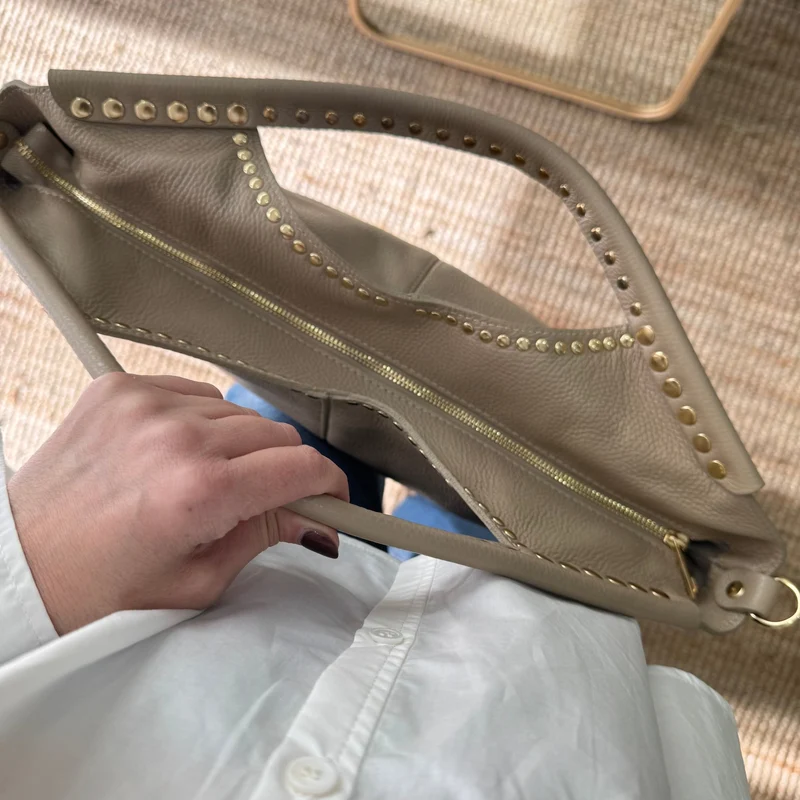 Bolso Hobo en piel y tachuelas taupe