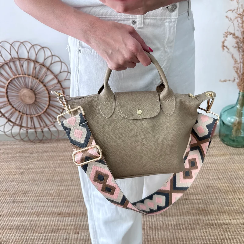 Bolso ovalado piel taupe solapa iniciales bordadas