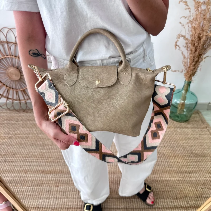Bolso ovalado piel taupe solapa iniciales bordadas