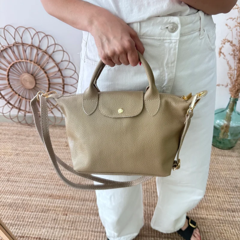 Bolso ovalado piel taupe solapa iniciales bordadas