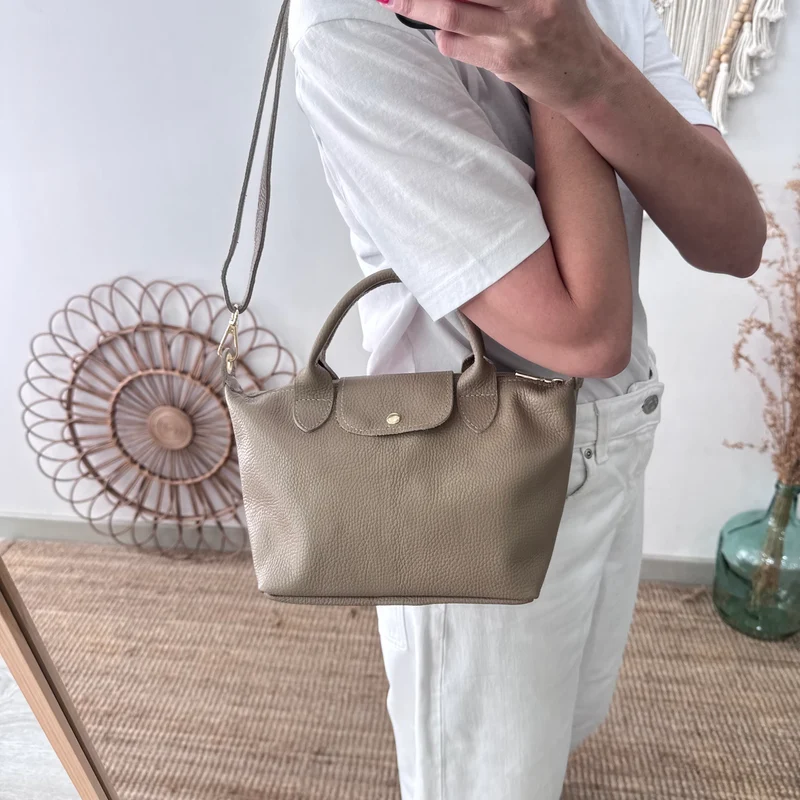 Bolso ovalado piel taupe solapa iniciales bordadas