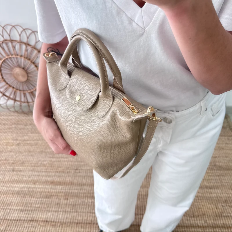 Bolso ovalado piel taupe solapa iniciales bordadas