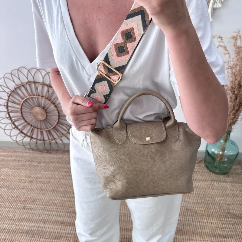 Bolso ovalado piel taupe solapa iniciales bordadas