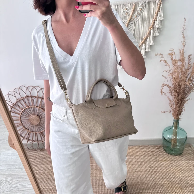 Bolso ovalado piel taupe solapa iniciales bordadas