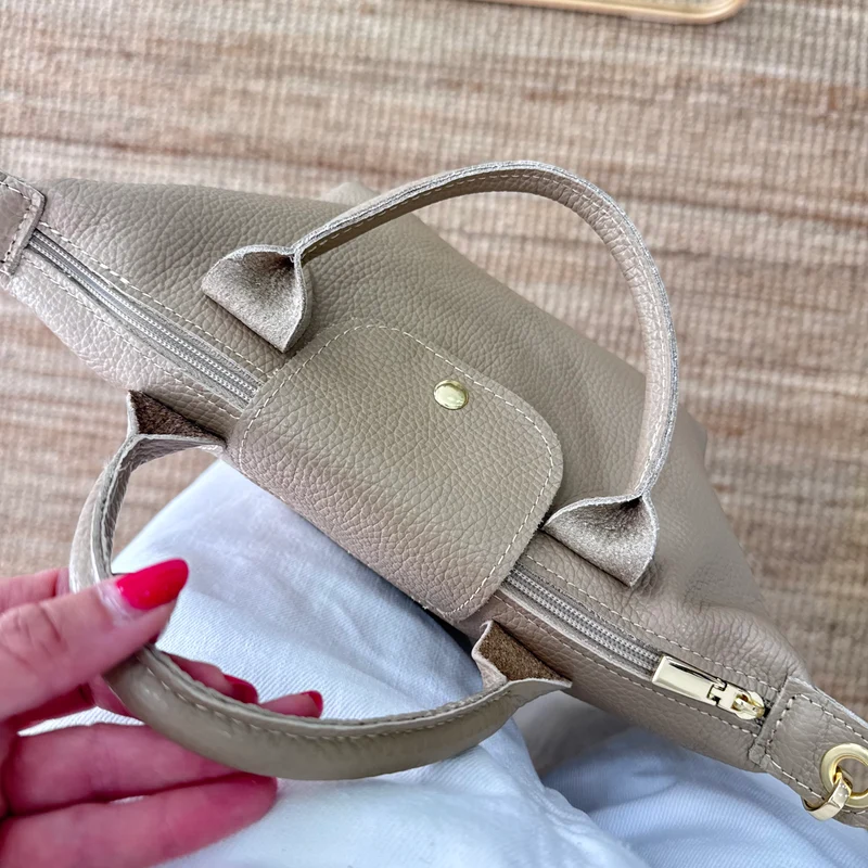 Bolso ovalado piel taupe solapa iniciales bordadas