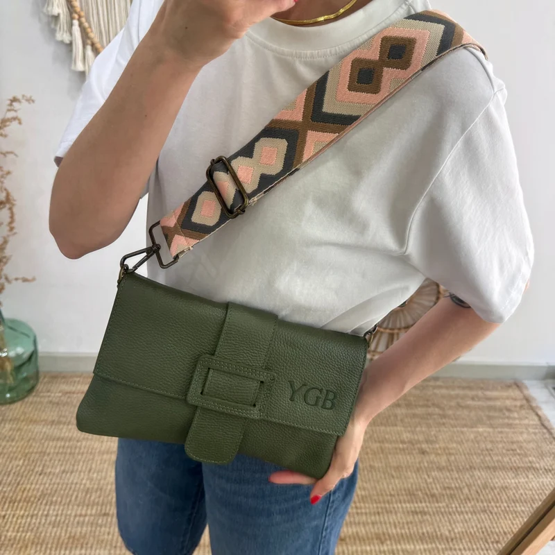 Bolso piel bandolera caqui solapa personalizado iniciales bordadas
