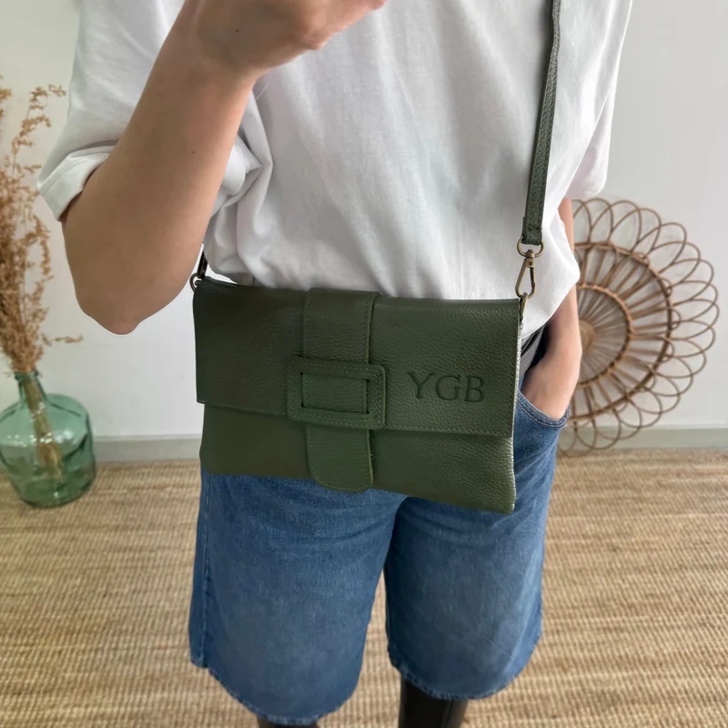 Bolso piel bandolera caqui solapa personalizado iniciales bordadas