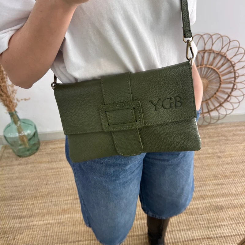 Bolso piel bandolera caqui solapa personalizado iniciales bordadas