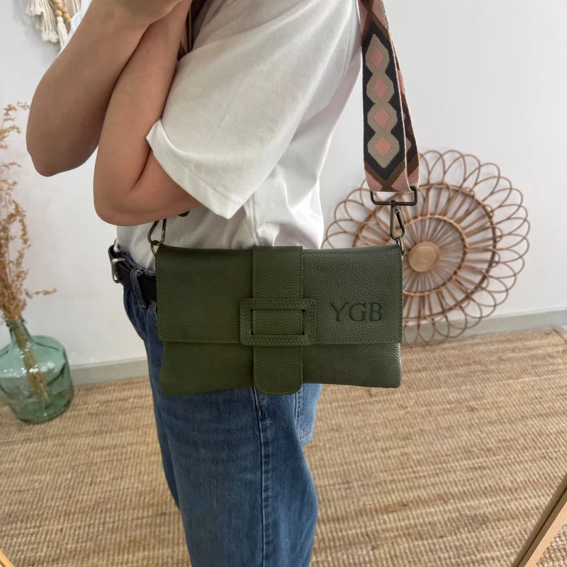 Bolso piel bandolera caqui solapa personalizado iniciales bordadas