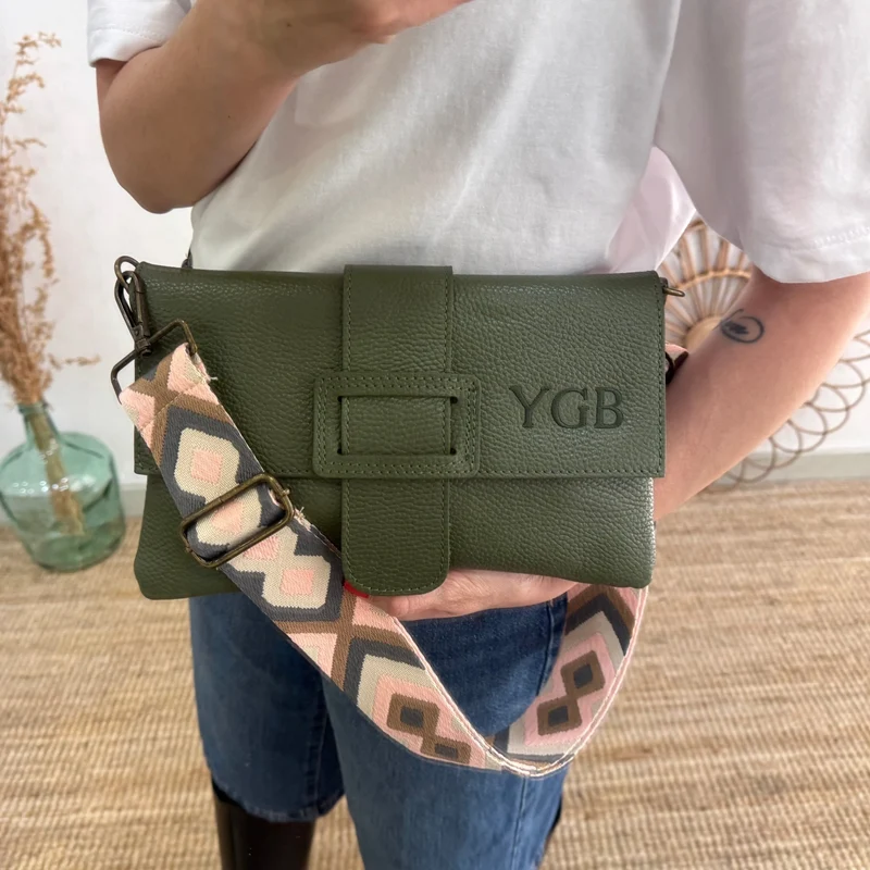 Bolso piel bandolera caqui solapa personalizado iniciales bordadas