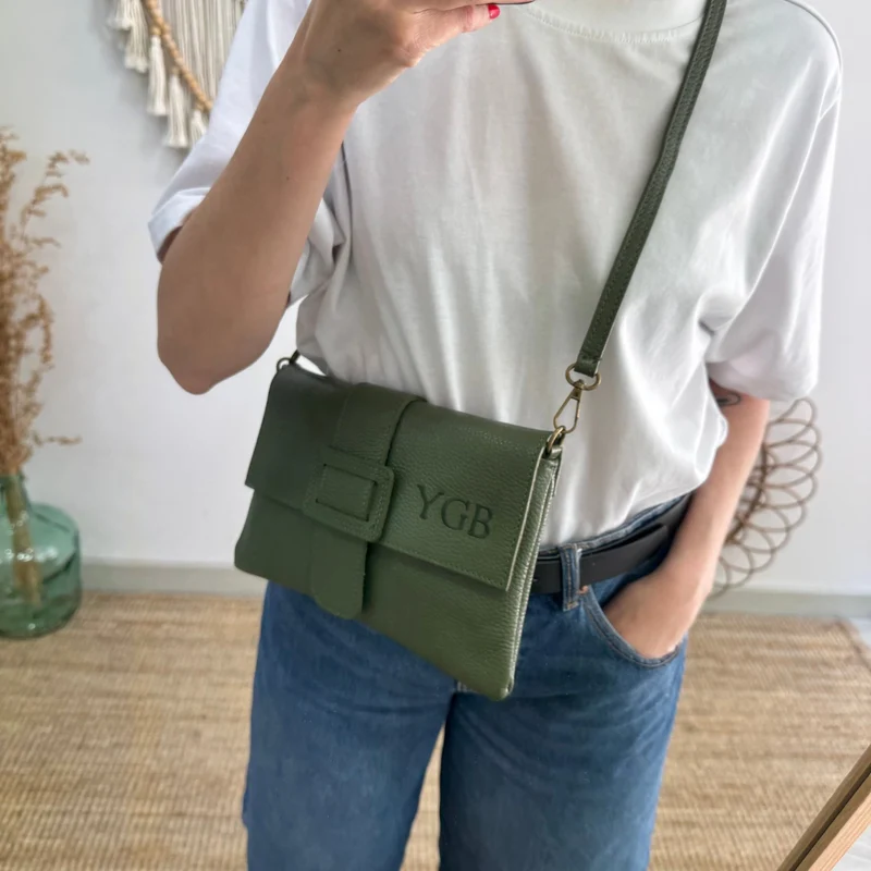 Bolso piel bandolera caqui solapa personalizado iniciales bordadas