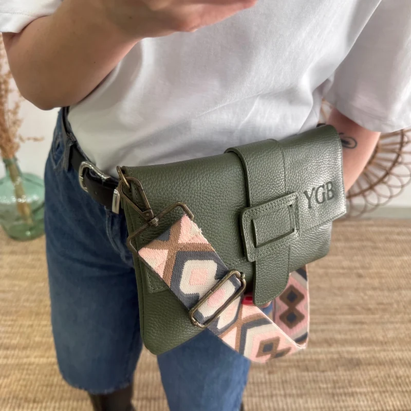 Bolso piel bandolera caqui solapa personalizado iniciales bordadas